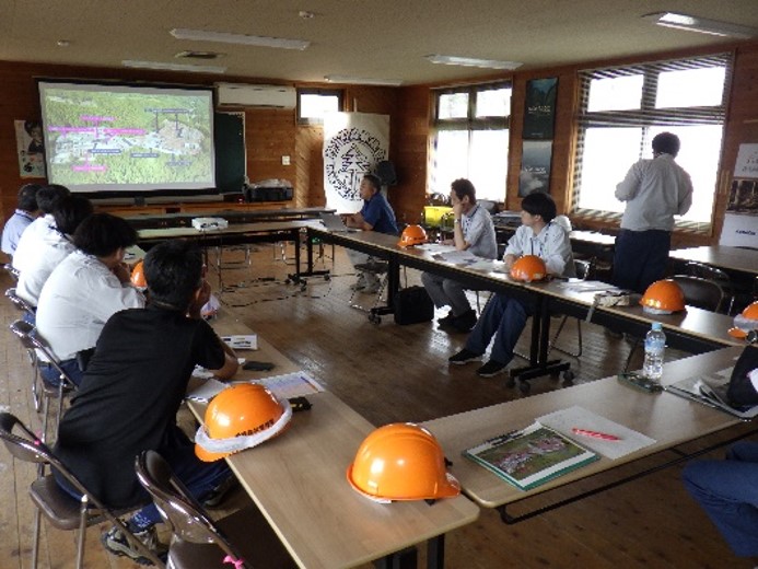内子町森林組合で説明を受けている様子