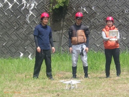 研修生が実際にドローンを操作している様子