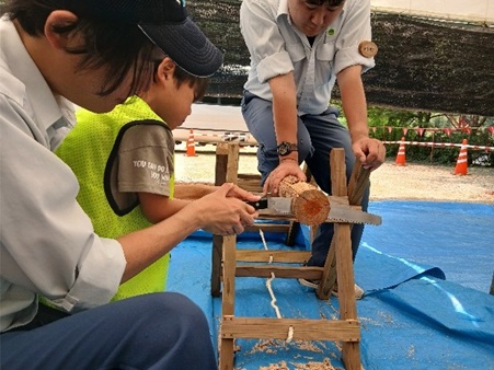 児童が丸太切りにチャレンジする様子