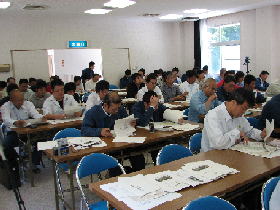 真剣に耳を傾ける受講者たち