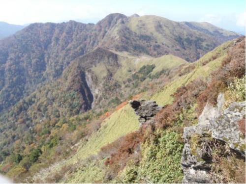 西熊山から、おかめ岩を望む