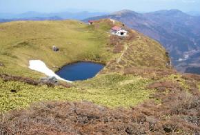 4月の三嶺（三嶺避難小屋付近）