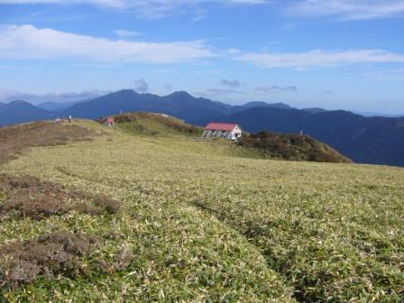 山頂東側：三嶺