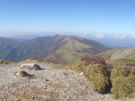 山頂から西方：三嶺