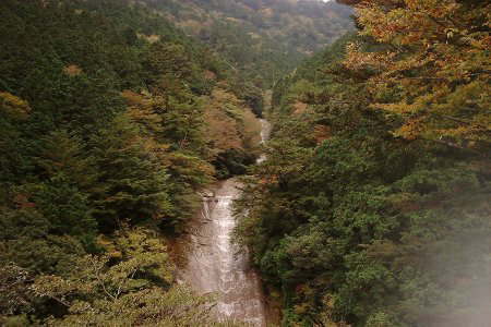 日本の滝百選の「雪輪の滝」