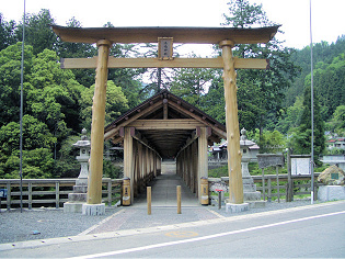 神幸橋（屋根付木橋）