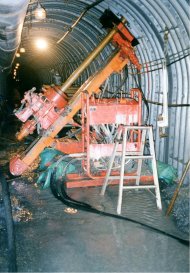 トンネル内での建上げボーリング