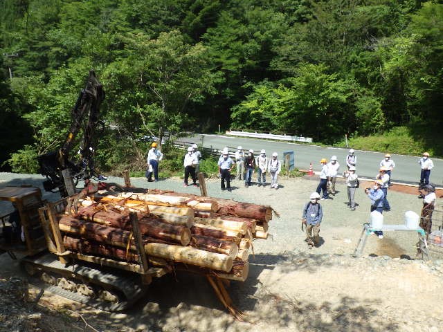 材の荷下ろし作業