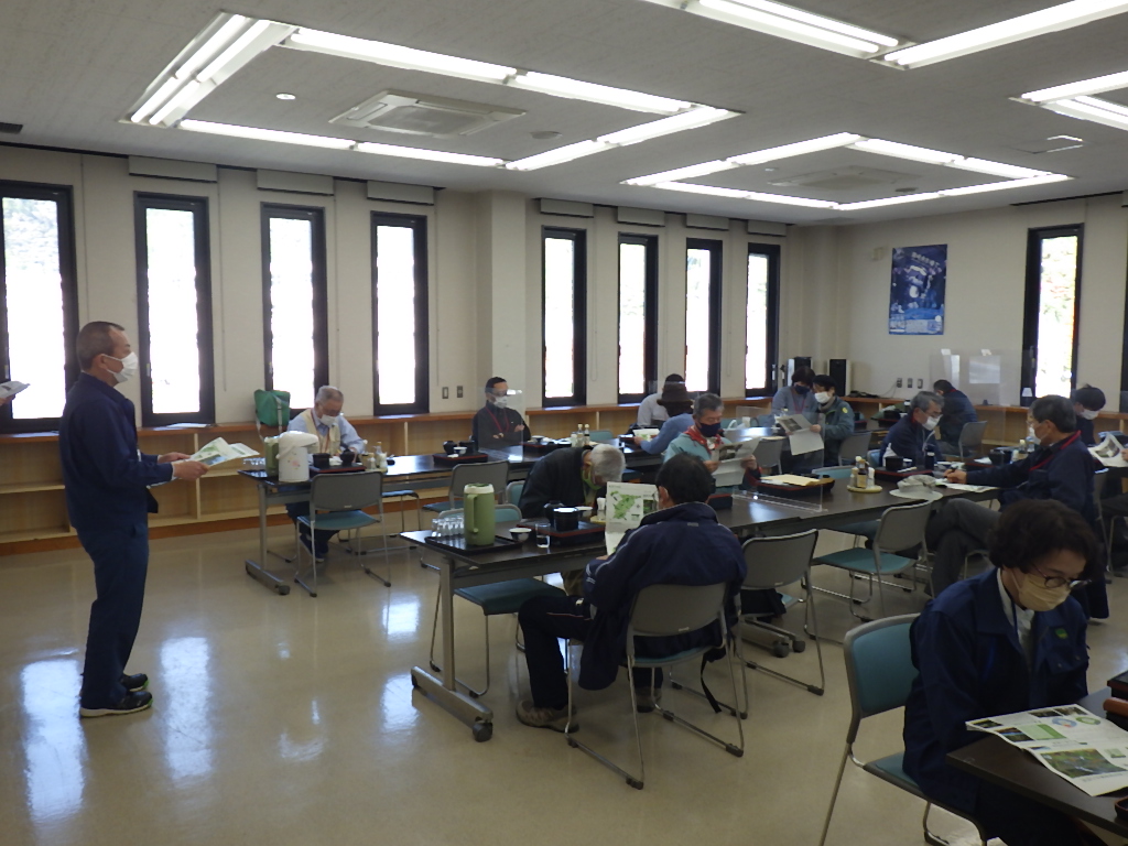 「四万十森林管理署の概要及び造林事業の説明を受けている様子