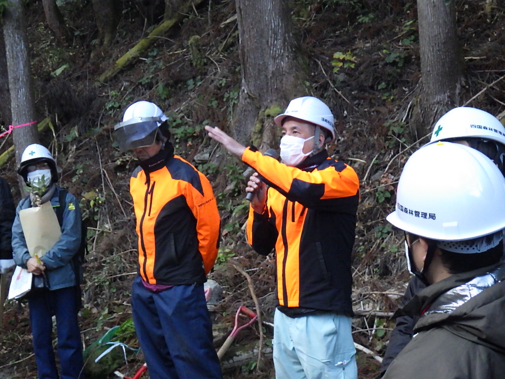 森林組合の職員と意見交換中