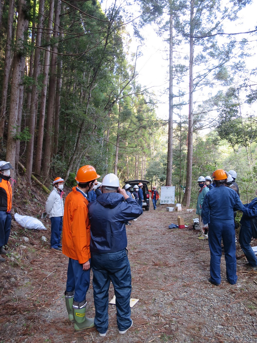 樹高計測器（バーテックス）で計測体験中