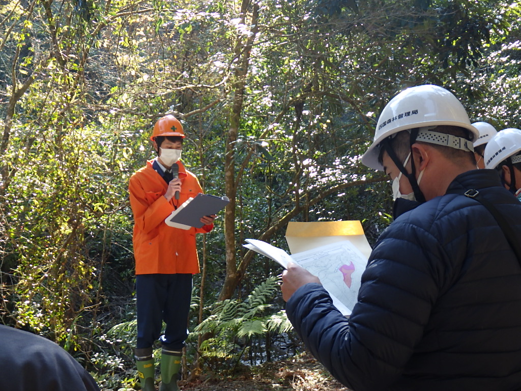 事業概要の説明を受けている様子