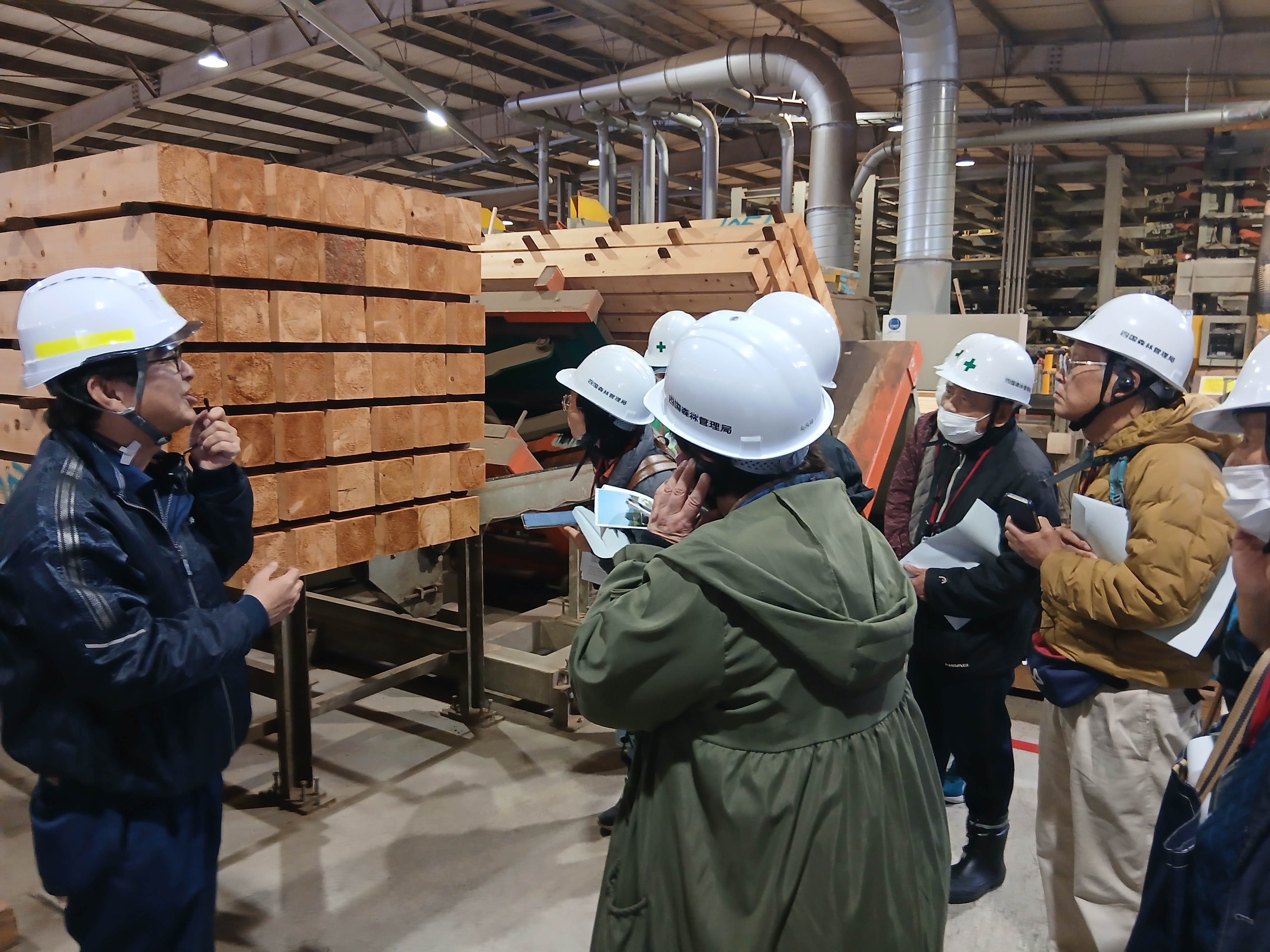 説明に聞いている様子