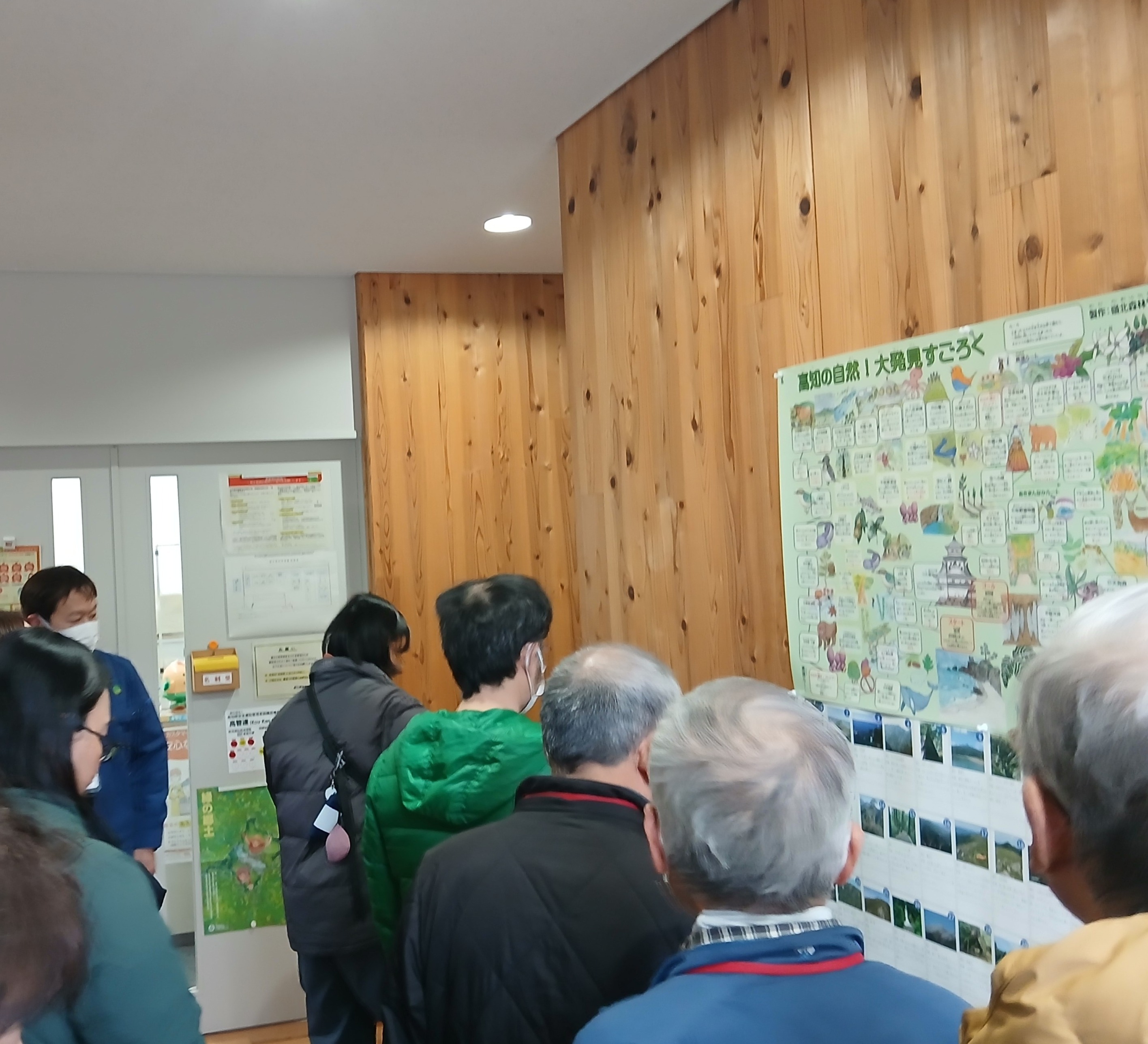 庁舎の廊下を見学している様子