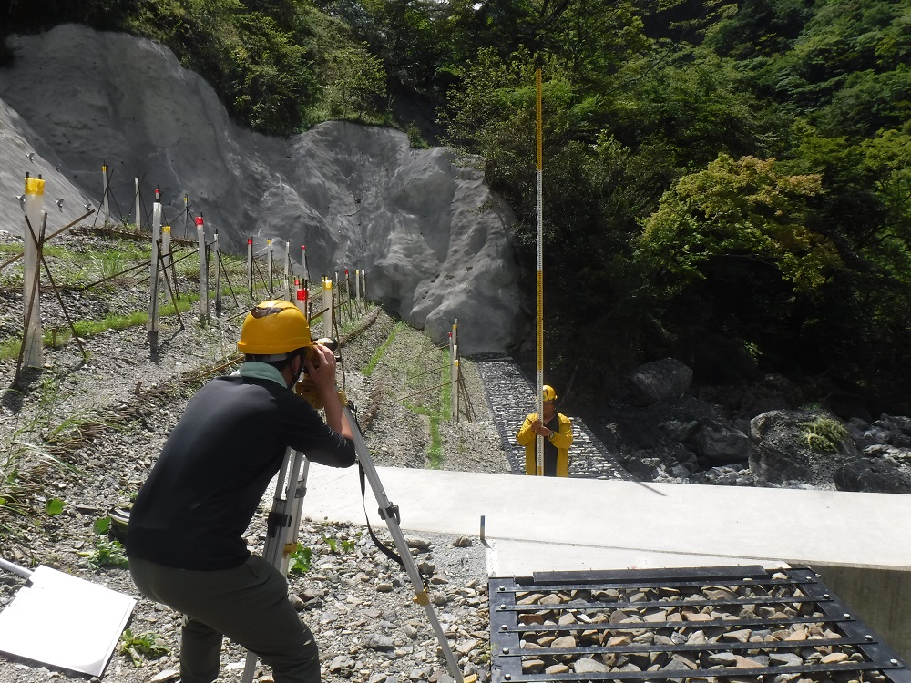 治山事業箇所でのレベル測量