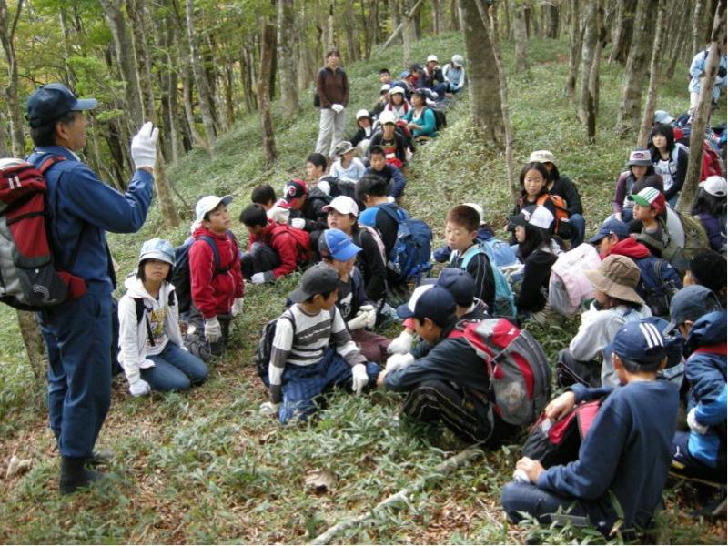 四万十川源流域のブナ林で下流域の小学生に「森林のはたらき」を説明