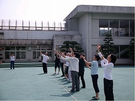 種子の模型飛ばし（松野西小）