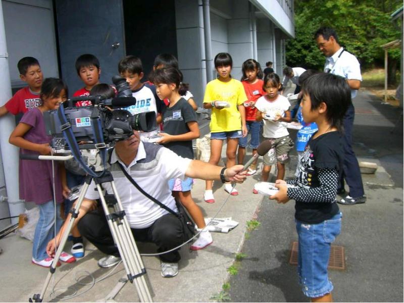 森林教室で炭焼き体験テレビの取材中