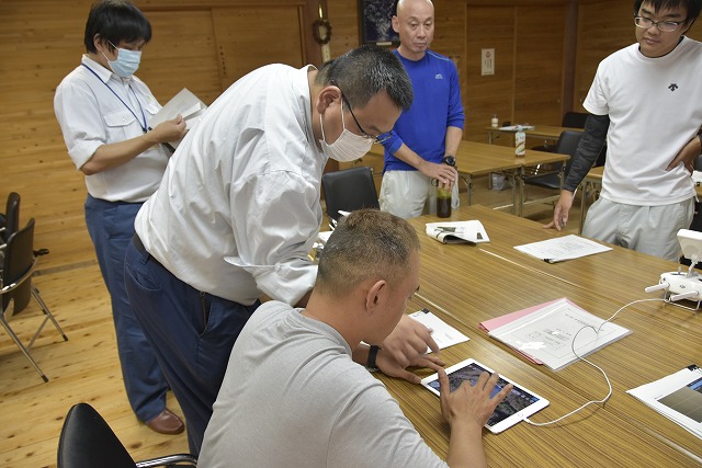 講義の様子（自動飛行の設定中）