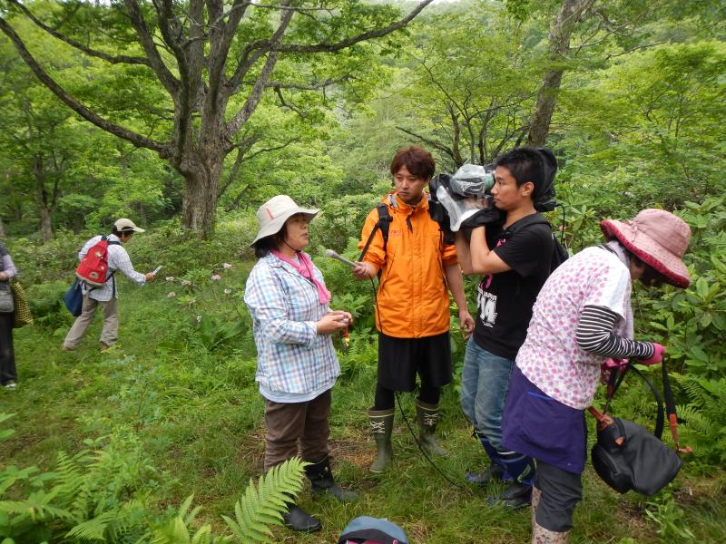 テレビ取材を受ける参加者