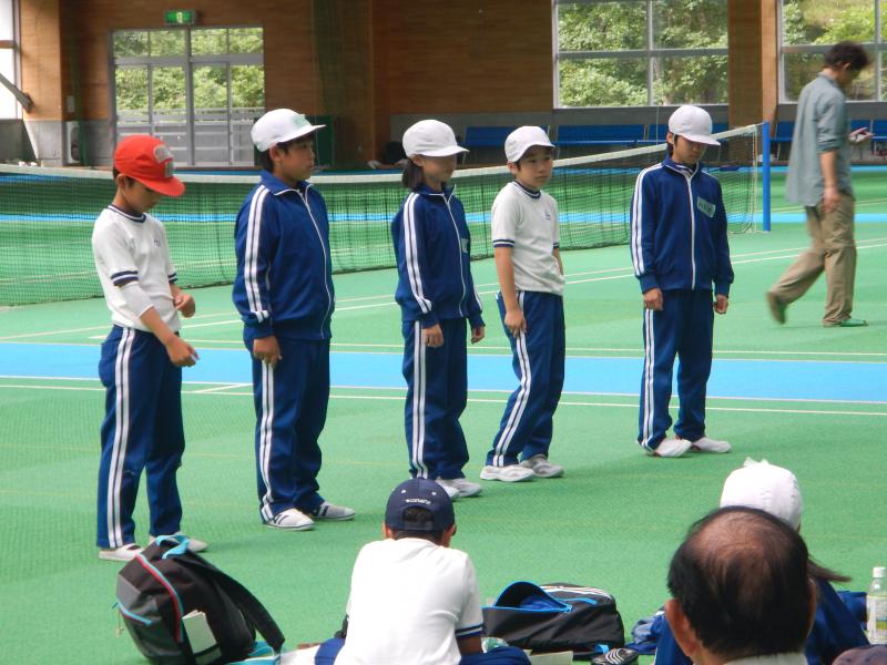 閉会式で感想を話す児童達