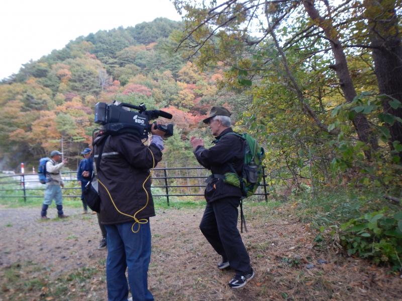 テレビ局のインタビューを受ける参加者
