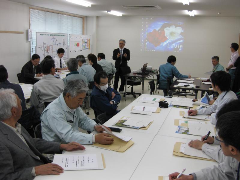 講演する岡田教授