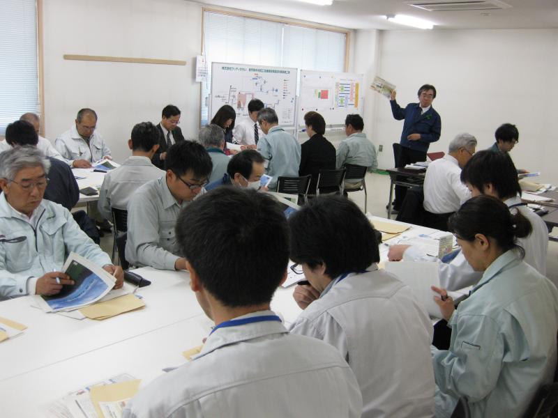 講演する小西署長