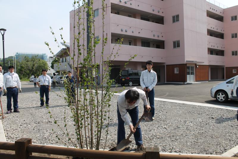 植樹する小西署長