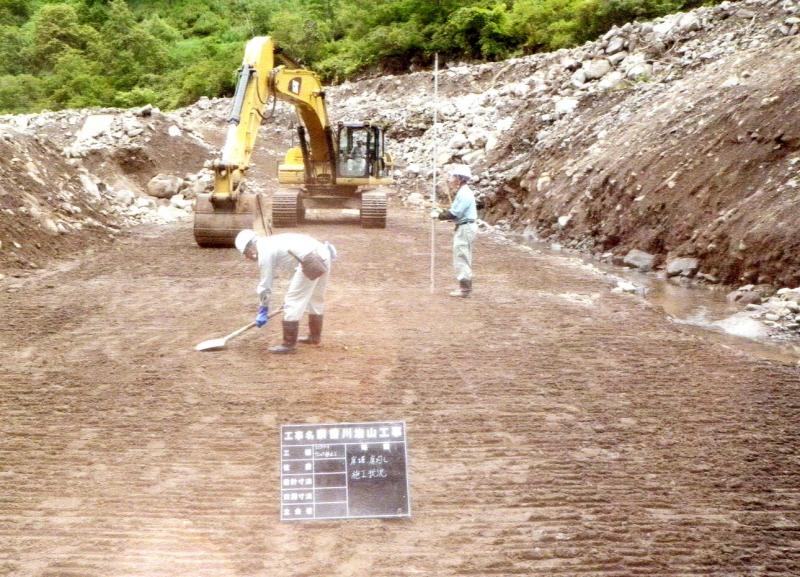 写真：掘削した底部の整地