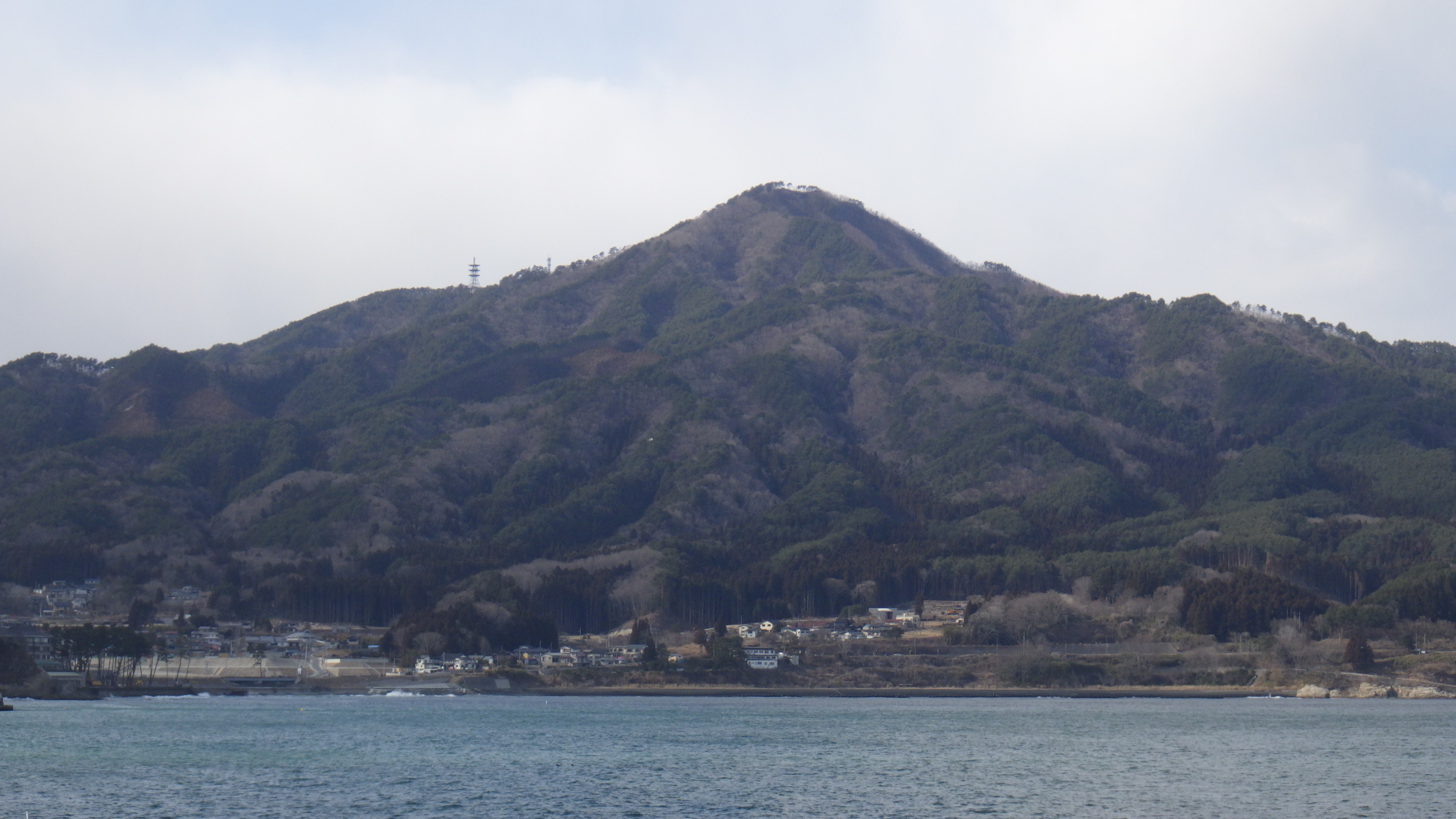 吉里吉里漁港より鯨山を望む