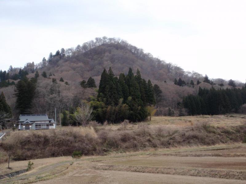 自鏡山と手前の社務所