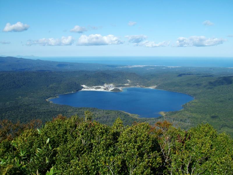 頂上から宇曾利山湖と津軽海峡を望む