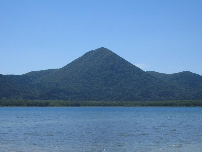 宇曾利山湖より望む大盡山