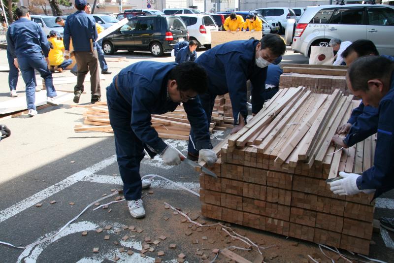 4月1日東北森林管理局職員が避難所用パーテーションユニットを製作2