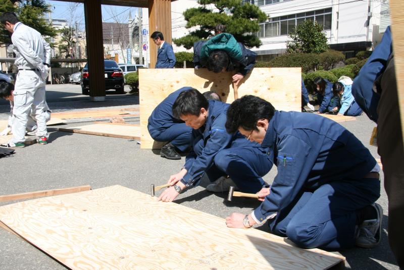 4月1日東北森林管理局職員が避難所用パーテーションユニットを製作