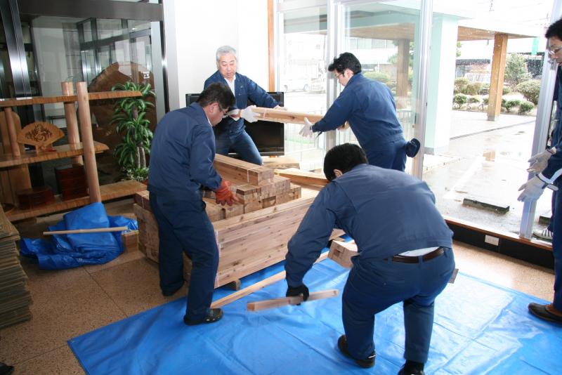 4月4日2次避難所用パーテーションユニット積込み（2回目）