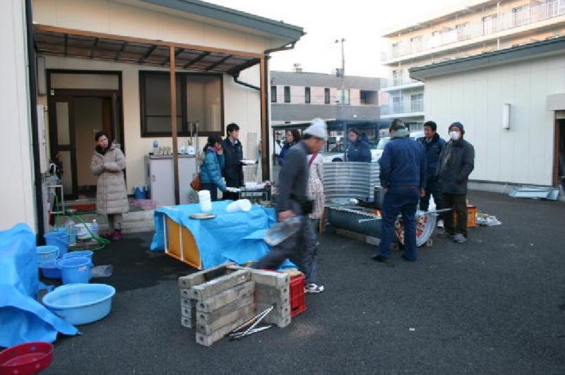 仙台署近隣住民と職員家族と共同で炊き出し