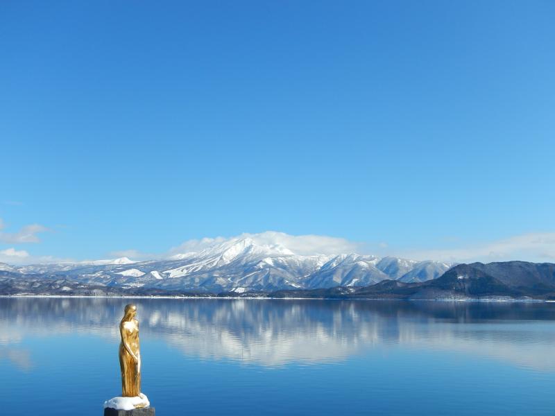 秋田駒ヶ岳と田沢湖たつこ像