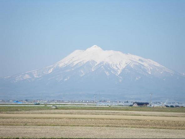 雪がまだ残る春の岩木山