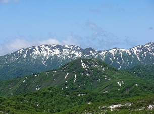 白神岳を遠望