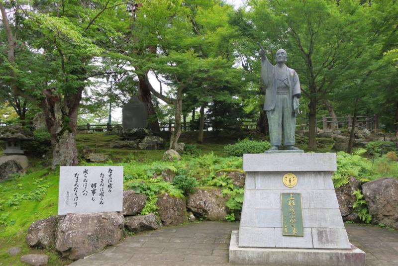 上杉鷹山公の像