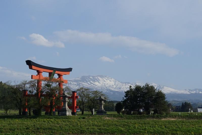 羽黒山大鳥居とともに