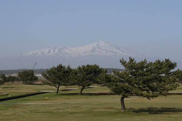 酒田市の最上川左岸より