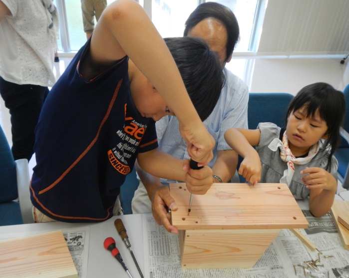 「白い森おぐに湖体験」でのふれあい体験「木工製作」風景2