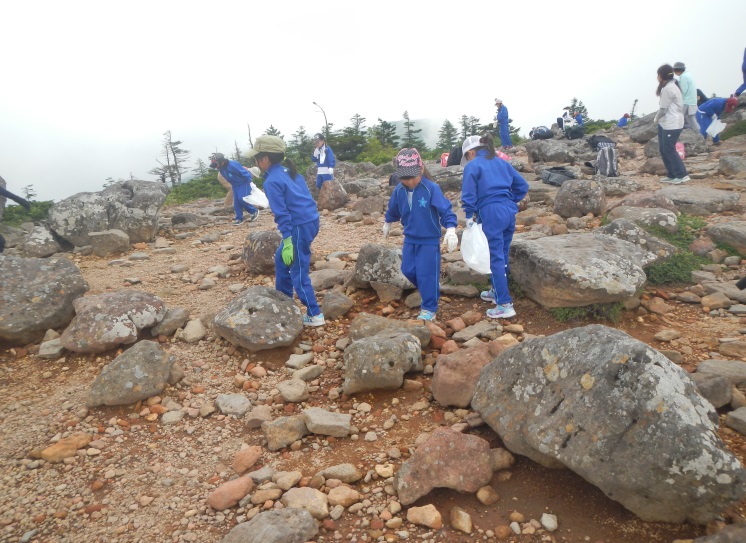 米沢市関小学校の「吾妻清掃登山」2