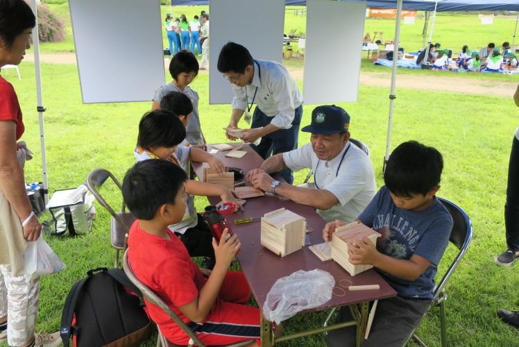 「おきたま森の感謝祭2016」でのふれあい体験「木工製作」風景1