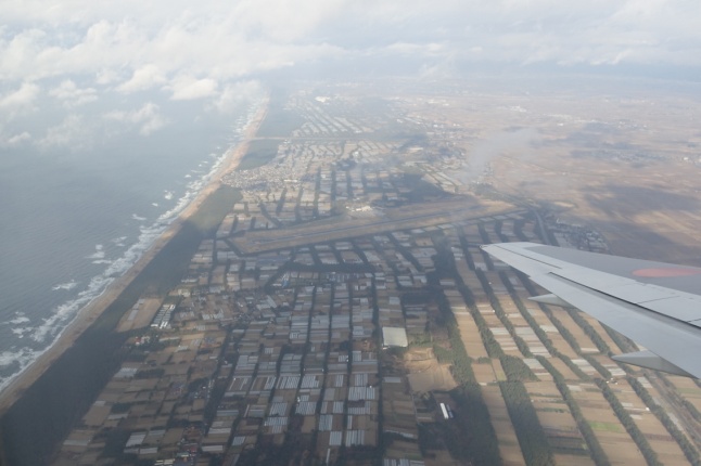 航空機より（中央部は「おいしい庄内空港」）