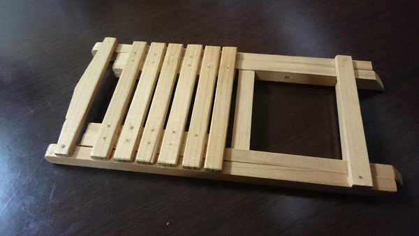 檜と竹を使用して組み立てた「折り畳み椅子」