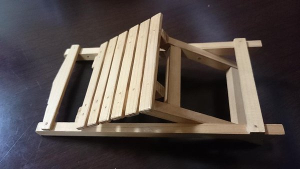 檜と竹を使用して組み立てた「折り畳み椅子」2
